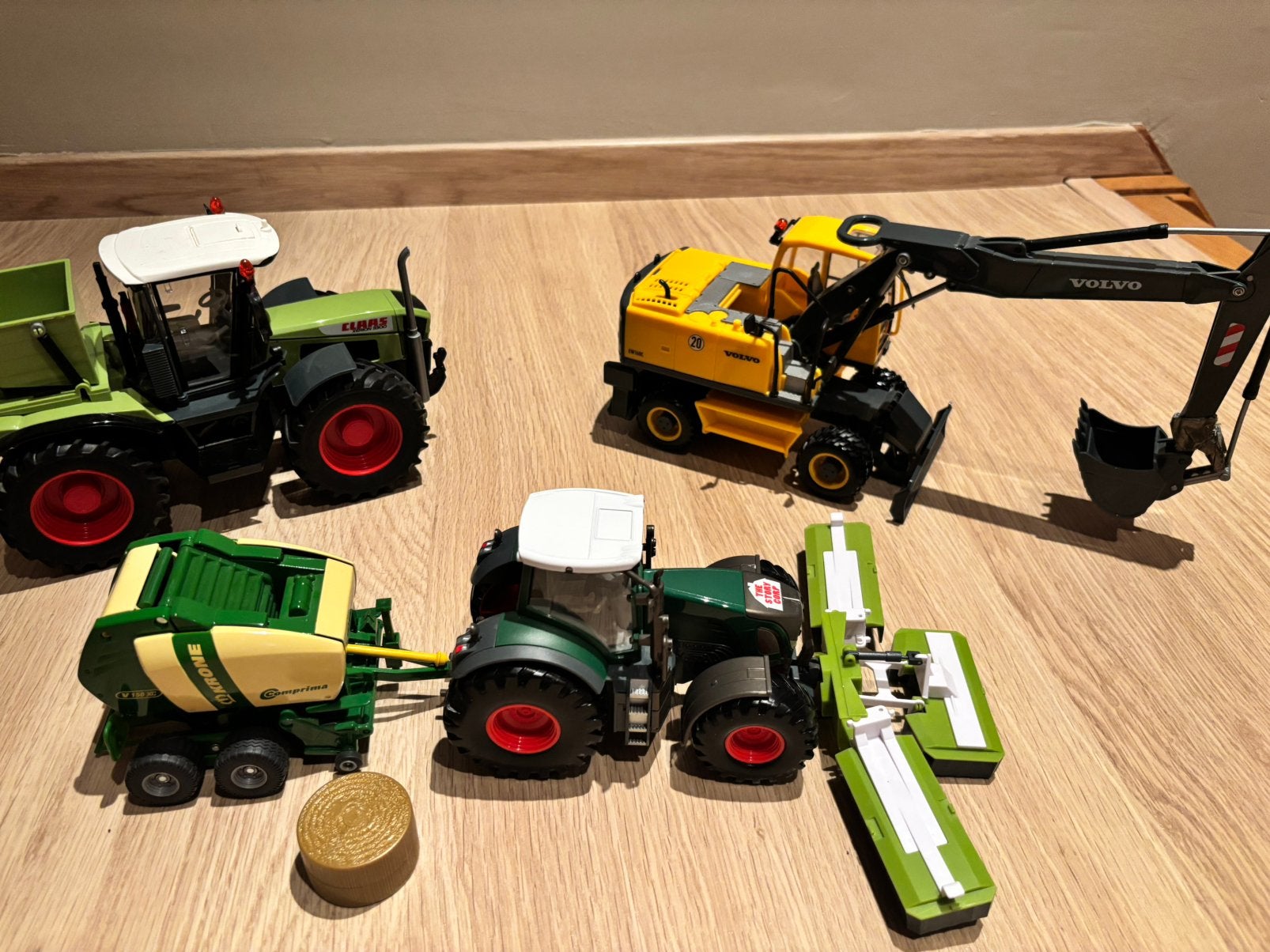 2 tractoren en kraan, Ophalen, Zo goed als nieuw