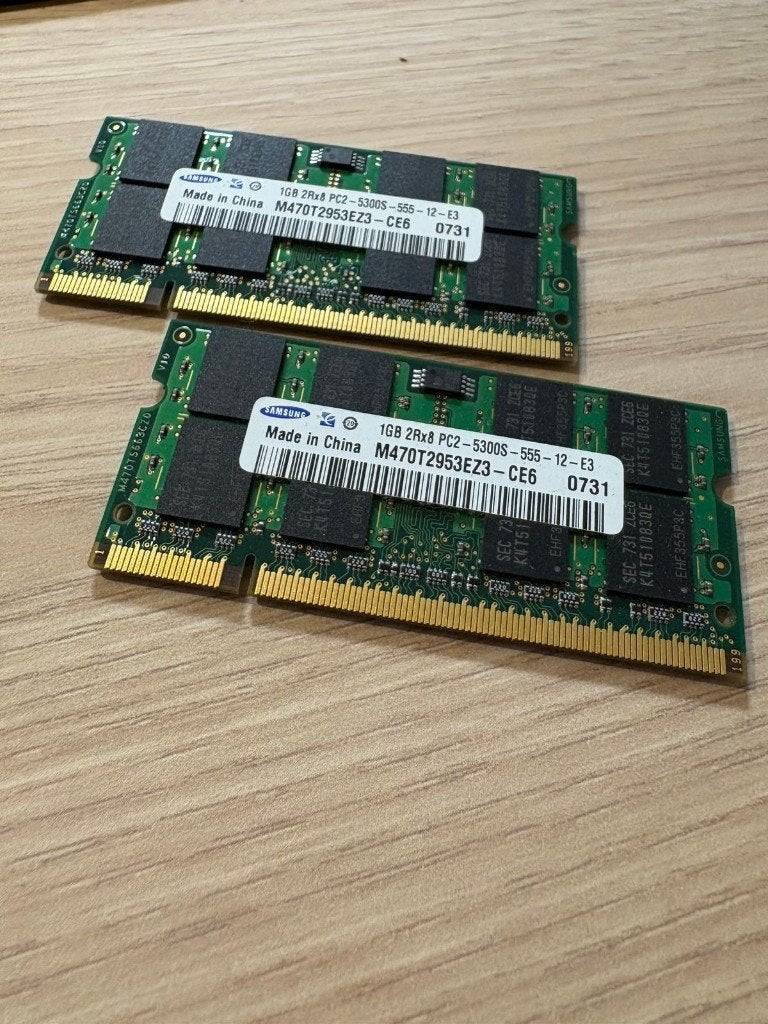 2 x Samsung 1GB DDR2 667Mhz PC2-5300 SODIMM, Informatique & Logiciels, Enlèvement ou Envoi, Utilisé, DDR2, Laptop