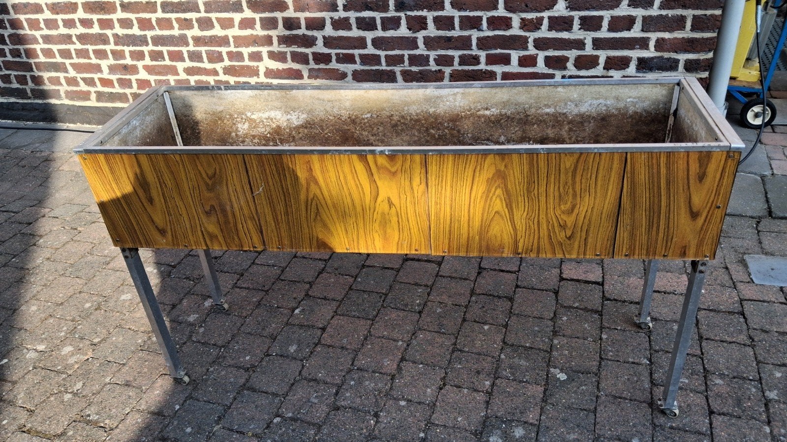 Vintage plantenbak op wieltjes. Kruidentuin., Ophalen