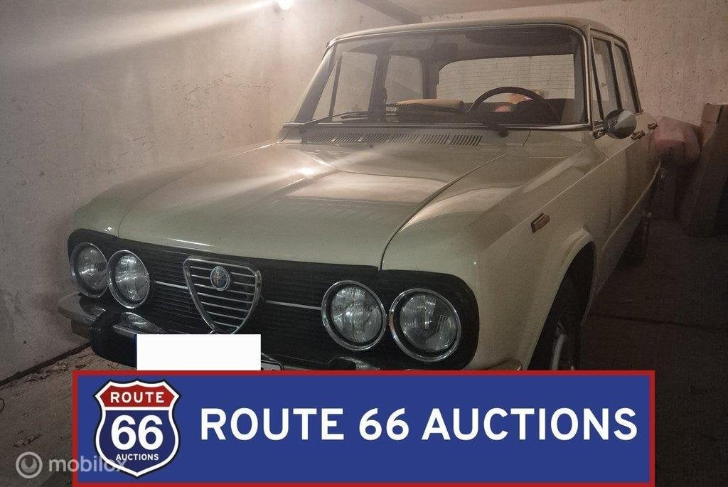 Alfa Romeo Giulia Nuova Super 1300 | Route 66 Auctions, Auto's, Zwart, Bedrijf, Handgeschakeld, Overige carrosserie