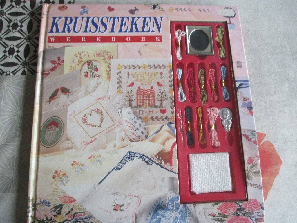 boek kruissteken, Boeken, Ophalen of Verzenden, Zo goed als nieuw, Borduren en Naaien, Geschikt voor kinderen