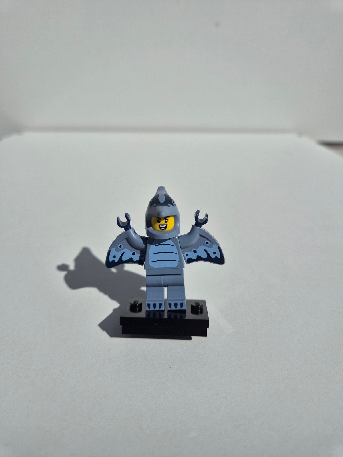 LEGO minifiguur van meisje in pterodactylus kostuum, Lego, Ophalen of Verzenden, Zo goed als nieuw, Minifiguren serie