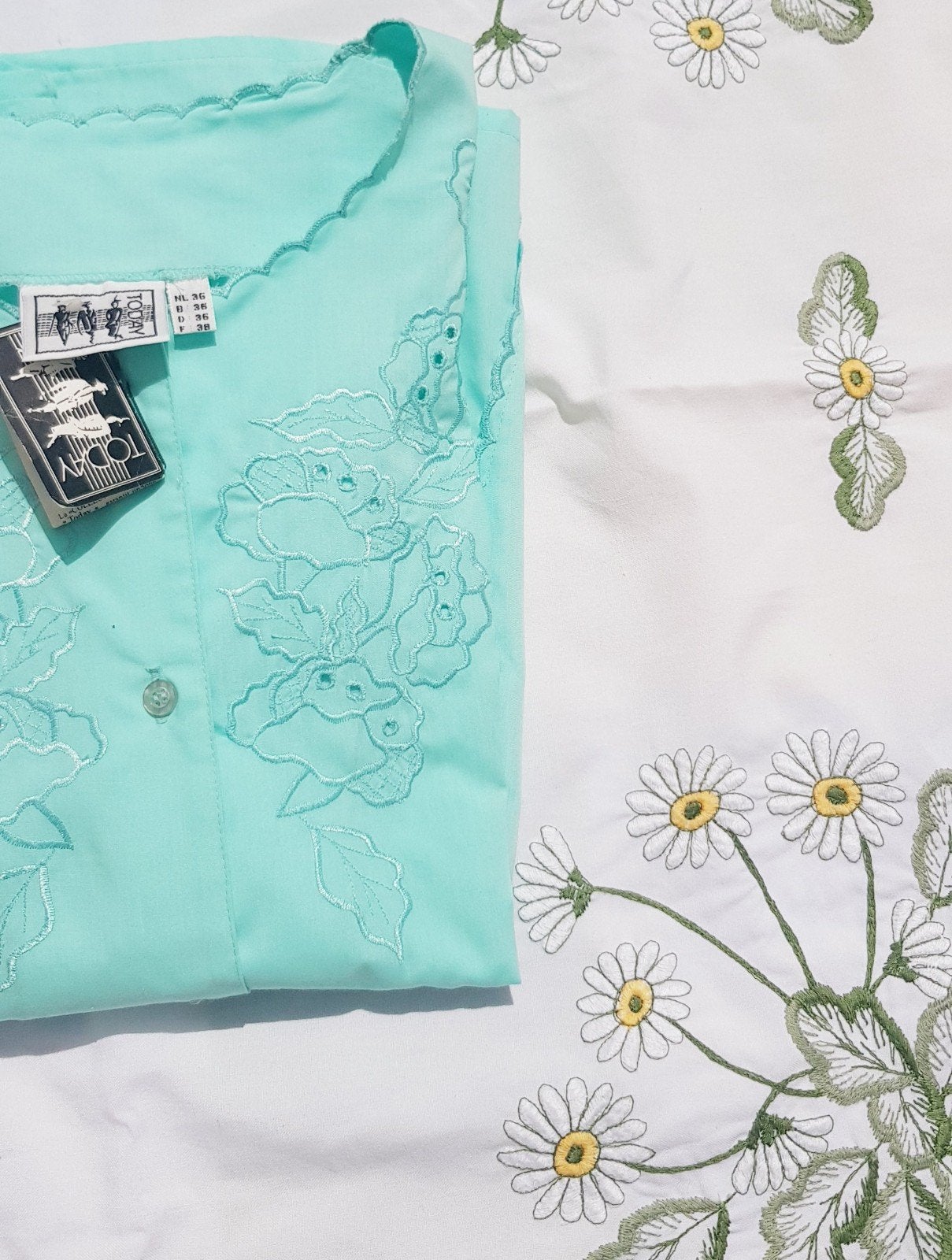 Top vintage🍒 broderie et fleurs 🍒, Vêtements | Femmes, Manches courtes, Taille 38/40 (M), Enlèvement ou Envoi, Comme neuf