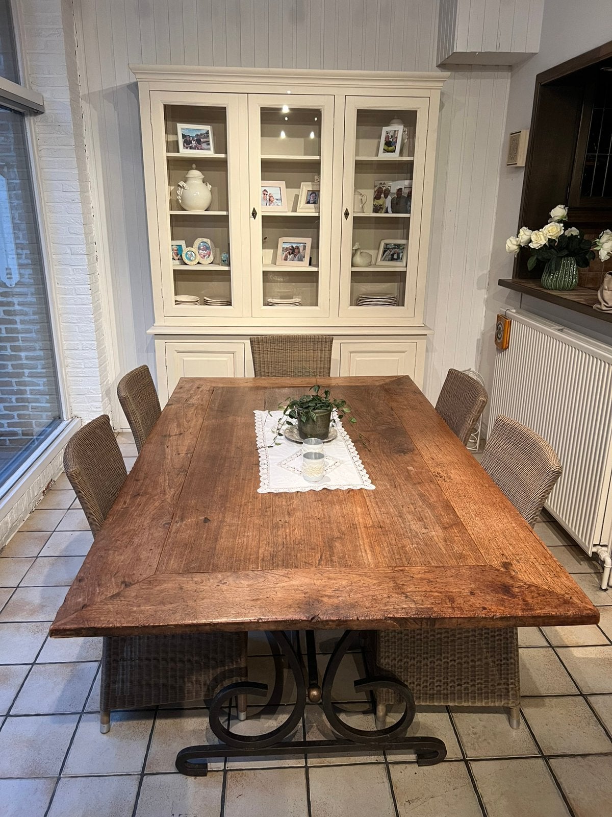 Zeer mooie houten tafel met smeedijzeren onderstel, Ophalen, Zo goed als nieuw