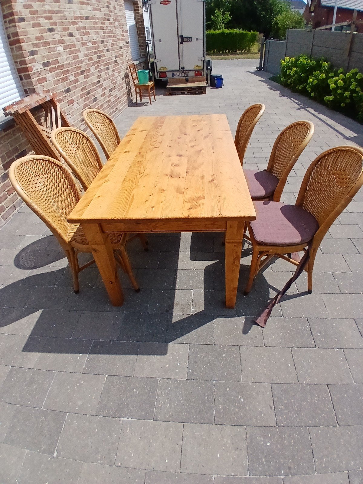 Houten tafel met zes rieten stoelen en bijhorende kussens, Ophalen, Gebruikt, Hout en riet., 4 tot 6 stoelen