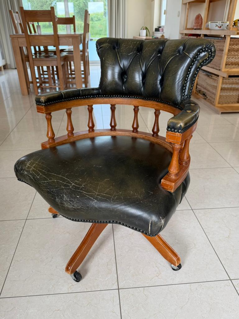 Vintage Chesterfield captains desk chair, Ophalen