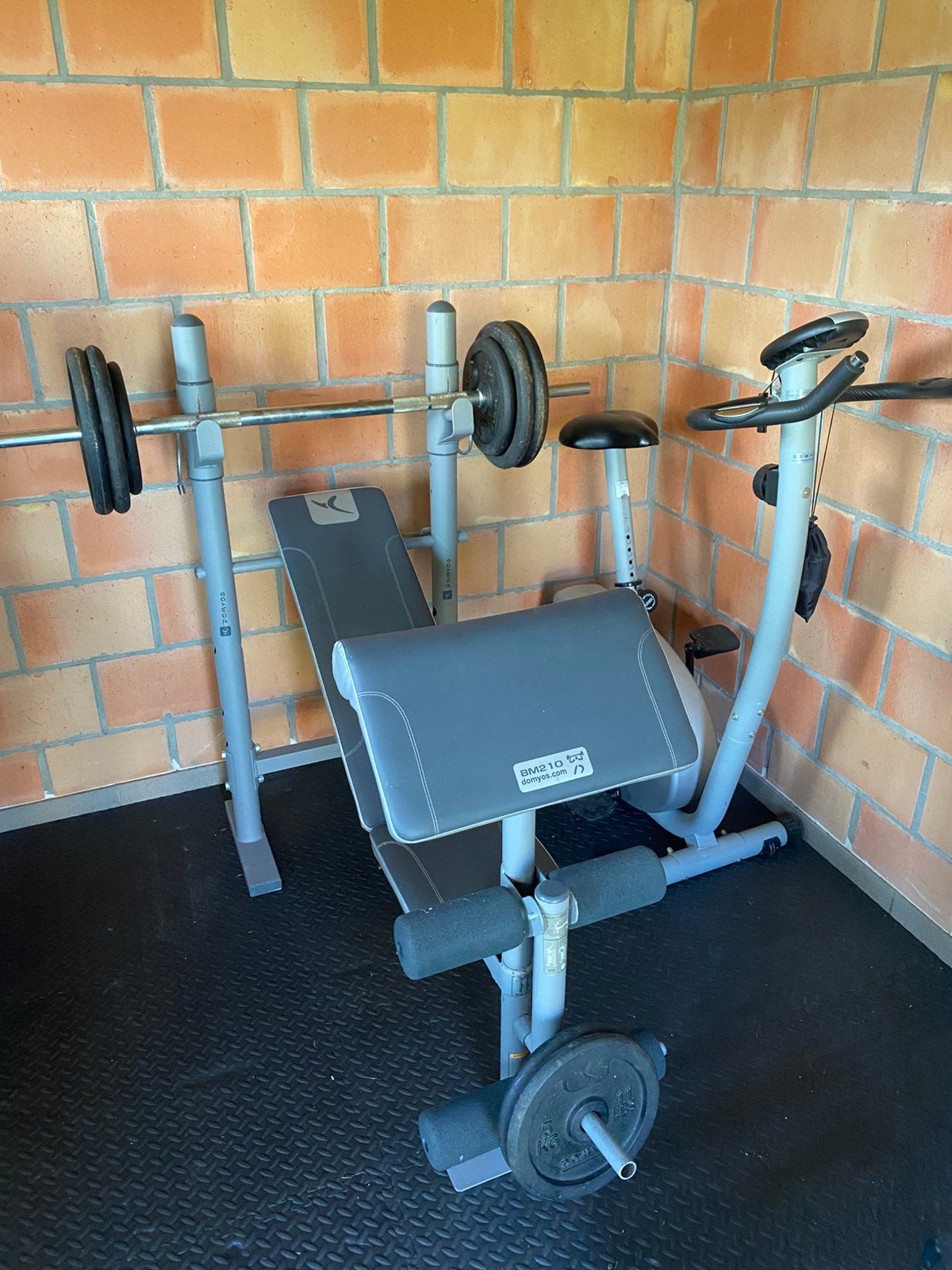 Domyos BM210 Fitnessbank met halterstang en gewichten, Ophalen, Zo goed als nieuw, Borst, Fitnessbank