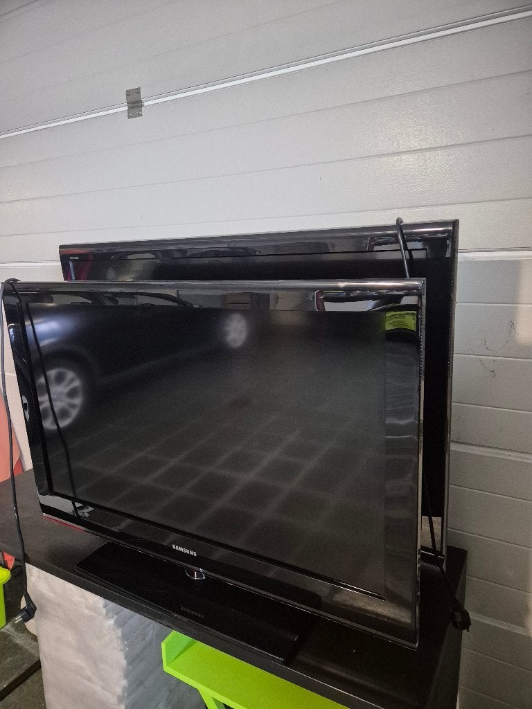 2 iets oudere maar goedwerkende tvs samen, Ophalen
