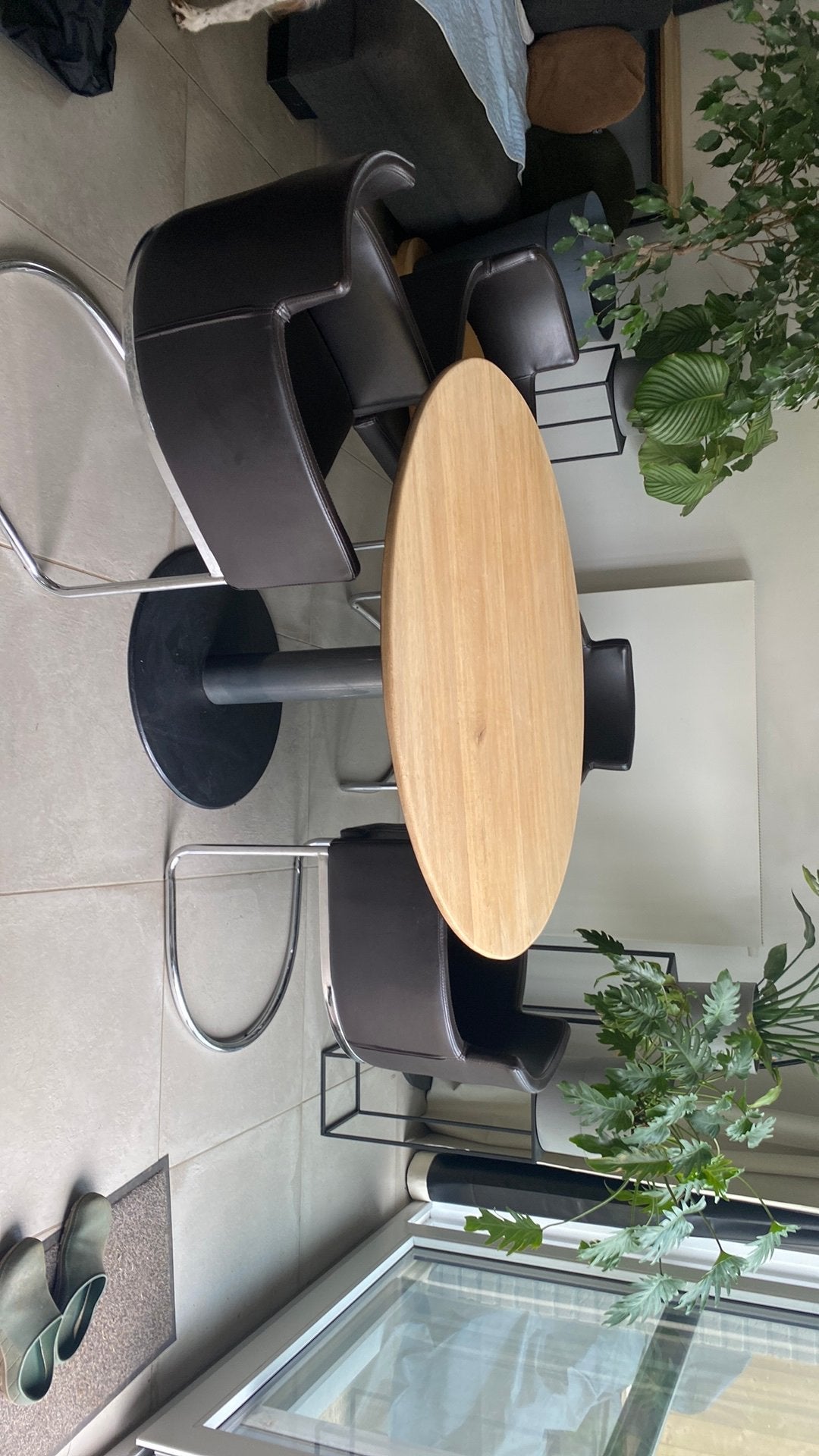 Massief ronde eiken tafel met 6 lederen stoelen, Huis en Inrichting, Ophalen, Zo goed als nieuw