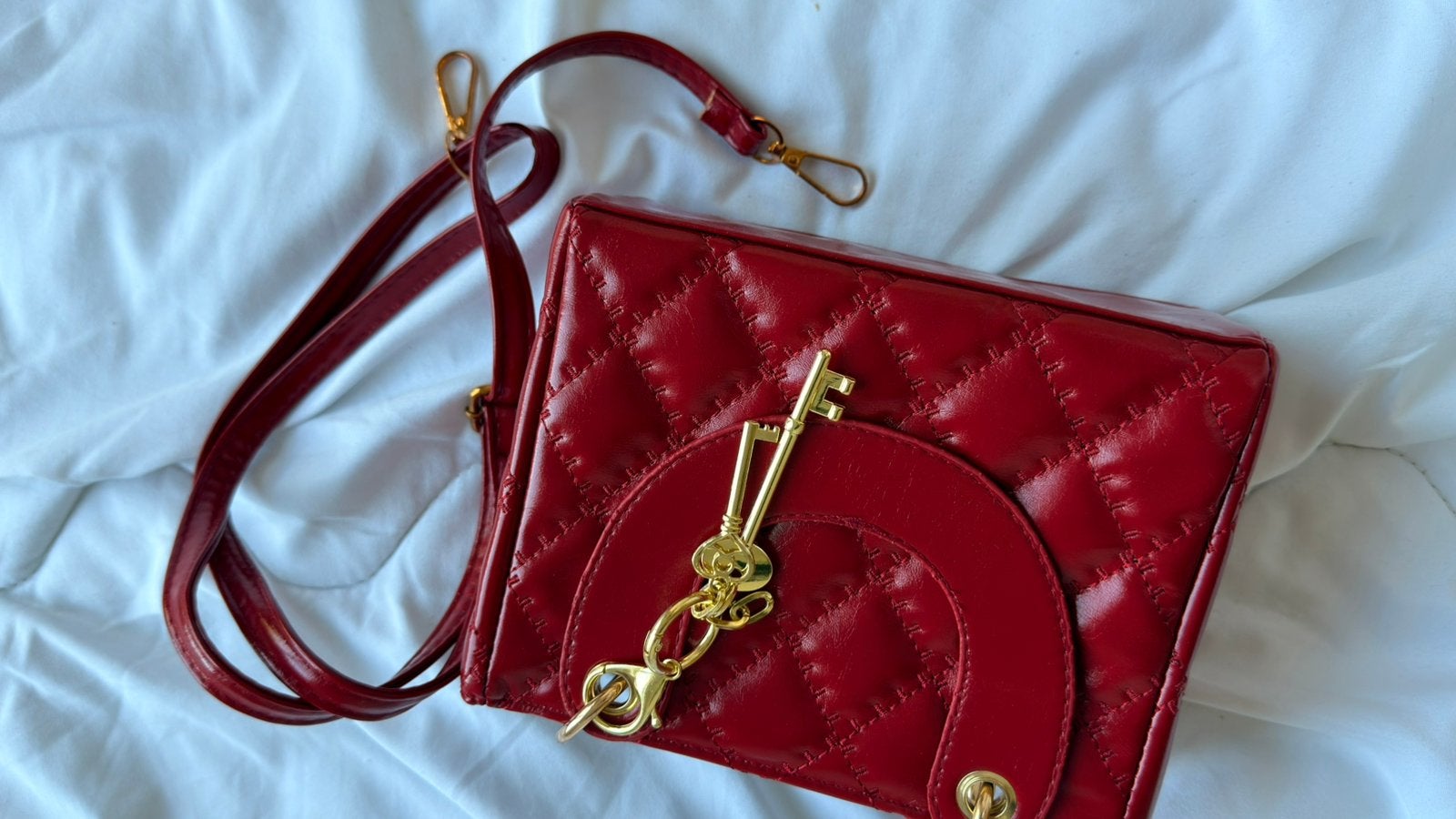 Sac à bandoulière rouge élégant avec détails dorés, Enlèvement ou Envoi, Neuf, Sac à bandoulière