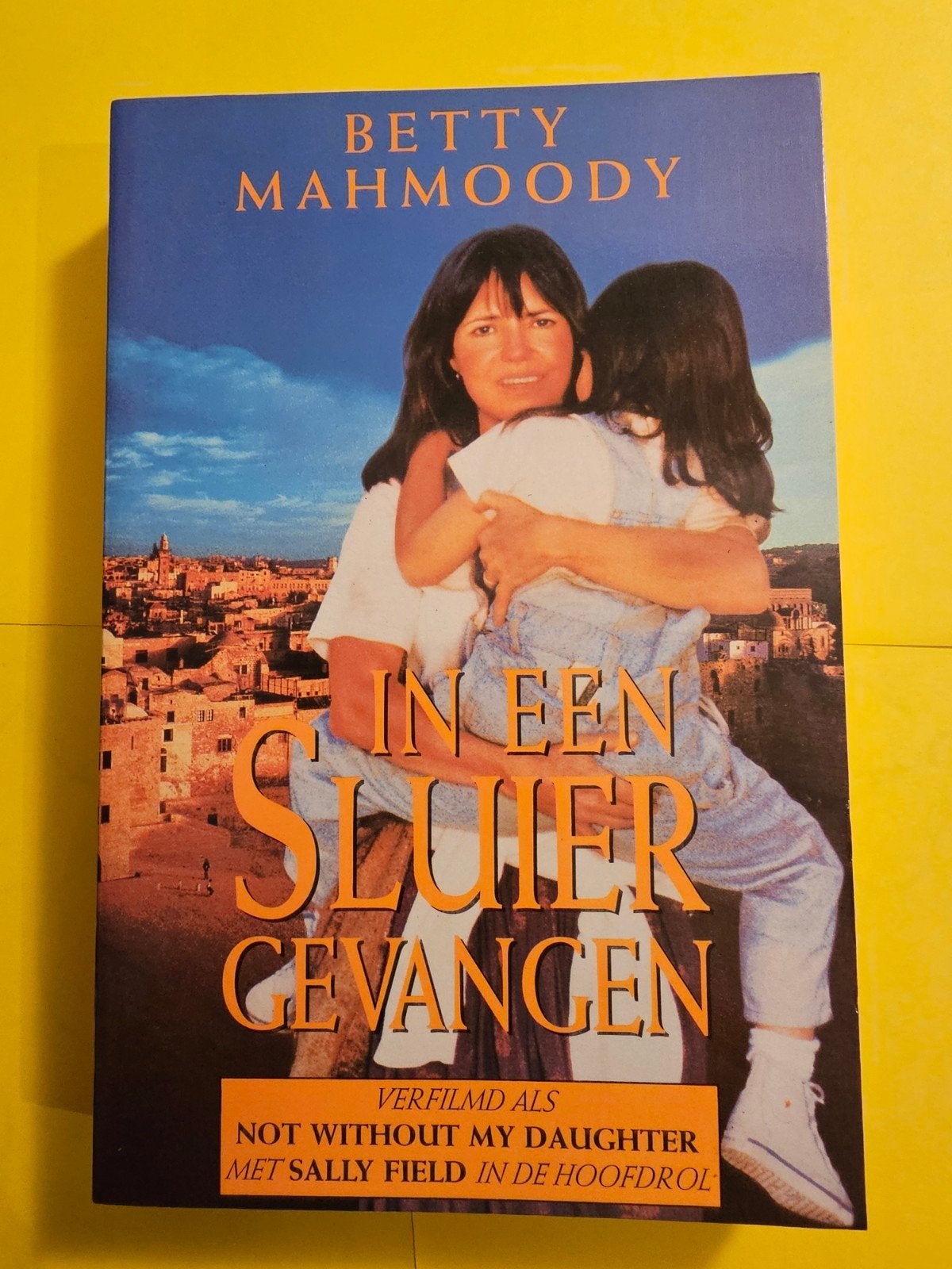 in een sluier gevangen- Betty Mahmoody, Ophalen of Verzenden, Zo goed als nieuw, Betty Mahmoody