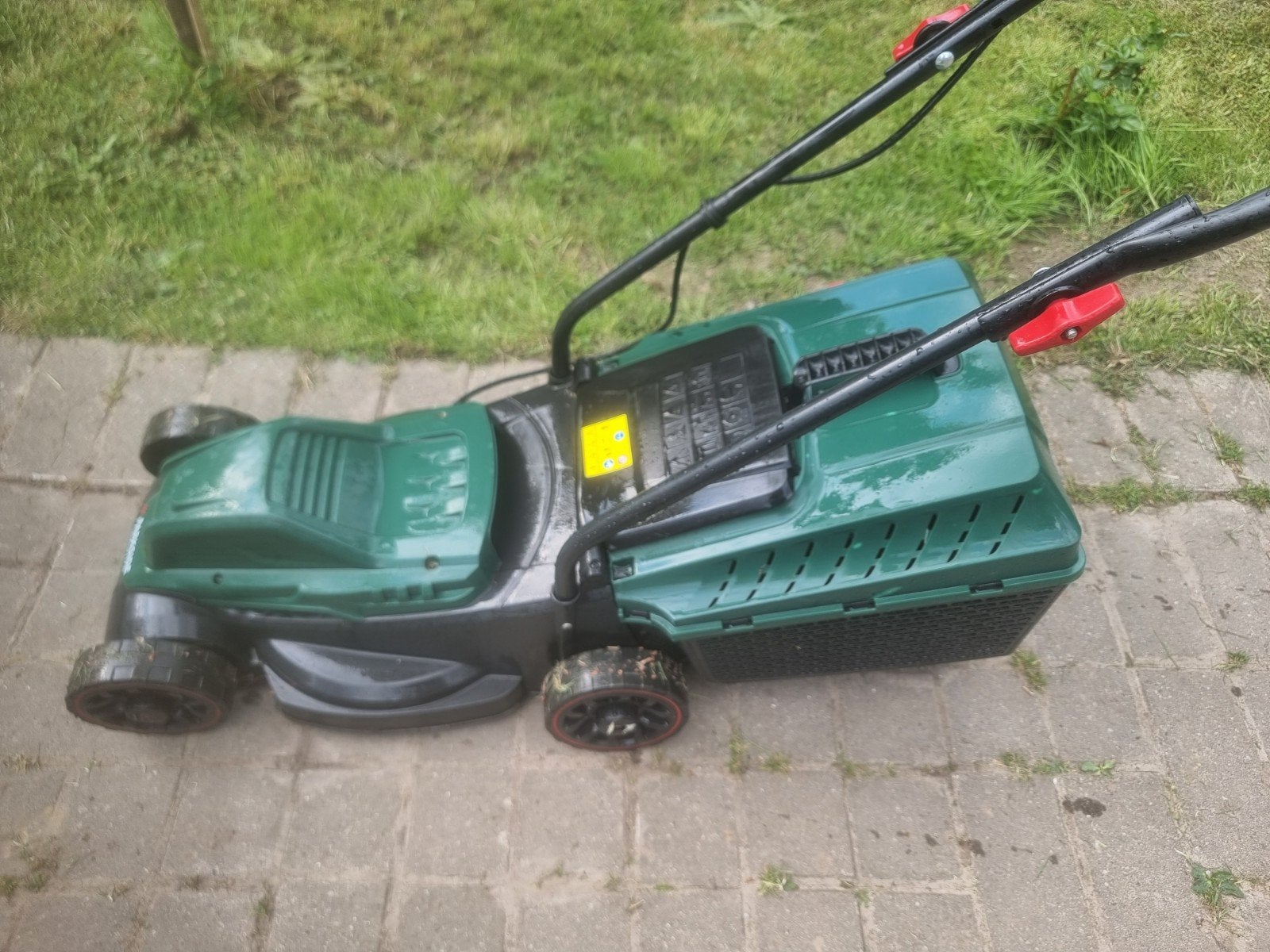 Tondeuse à gazon électrique de 32 cm de large

En très bon é, Enlèvement