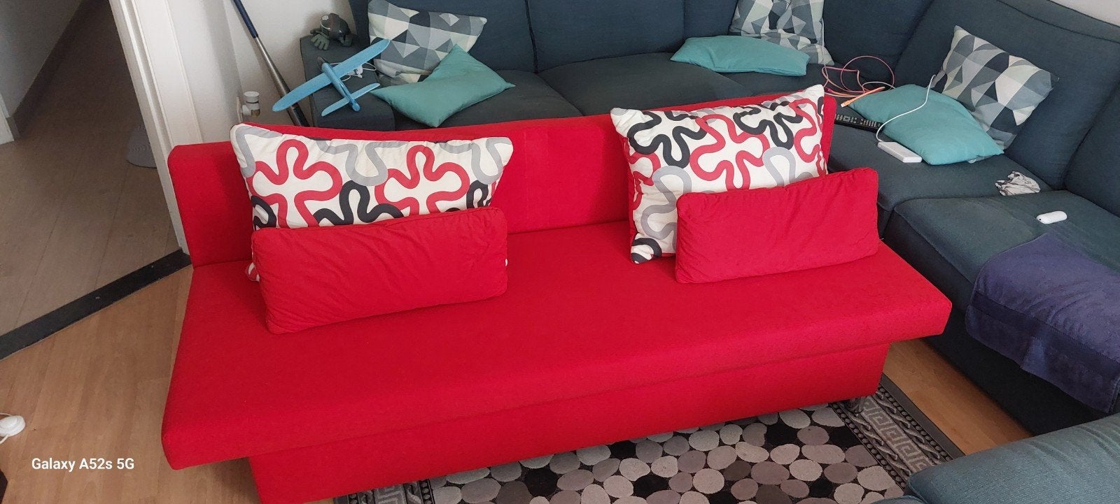 Slaap sofa ideaal voor 2de verblijf of als logeerbed., Maison & Meubles, Chambre à coucher | Canapés-lits, Comme neuf, Rouge, Enlèvement