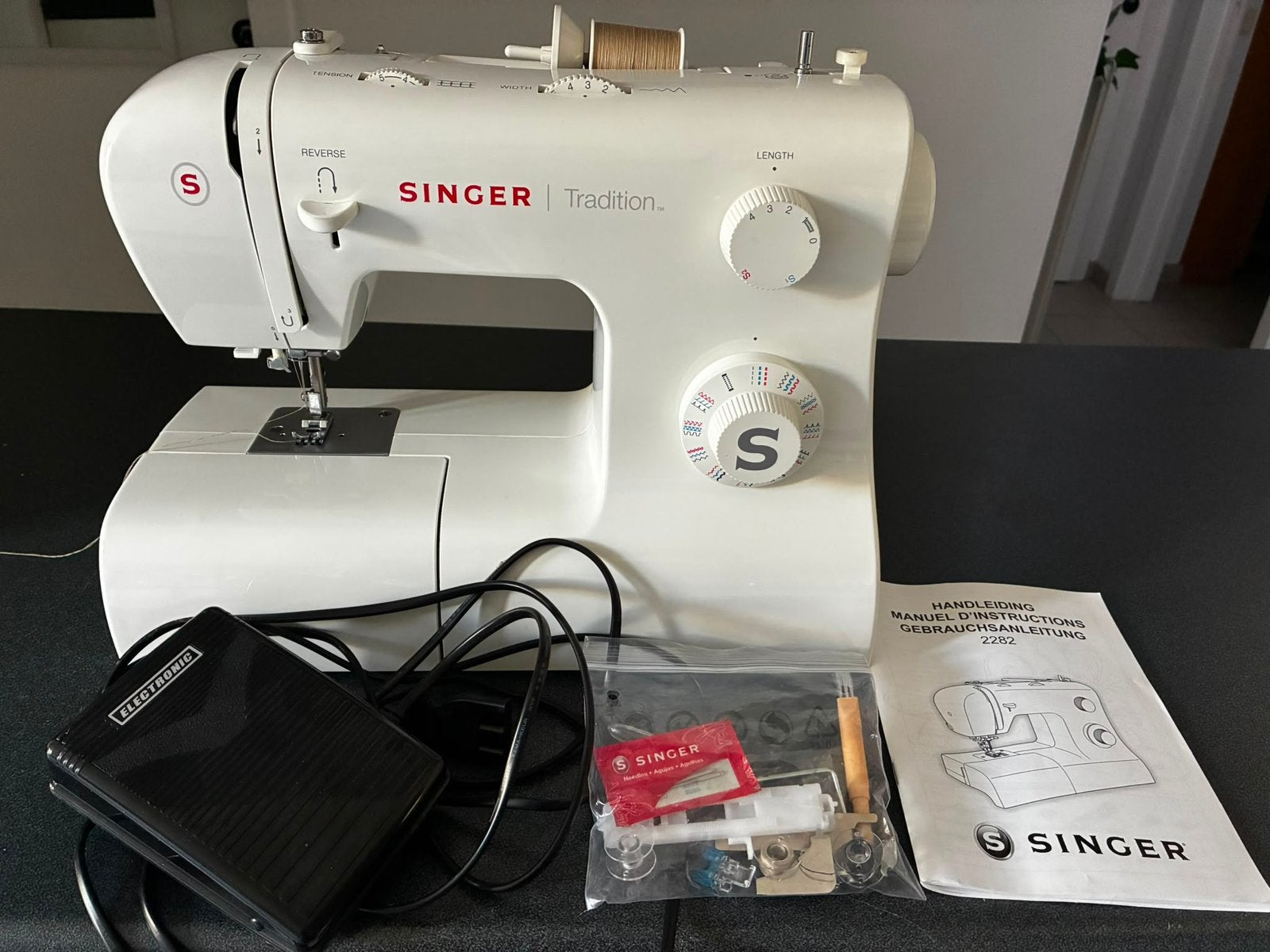 Singer 2282 naaimachine, Hobby en Vrije tijd, Ophalen, Zo goed als nieuw, Naaimachine, Singer