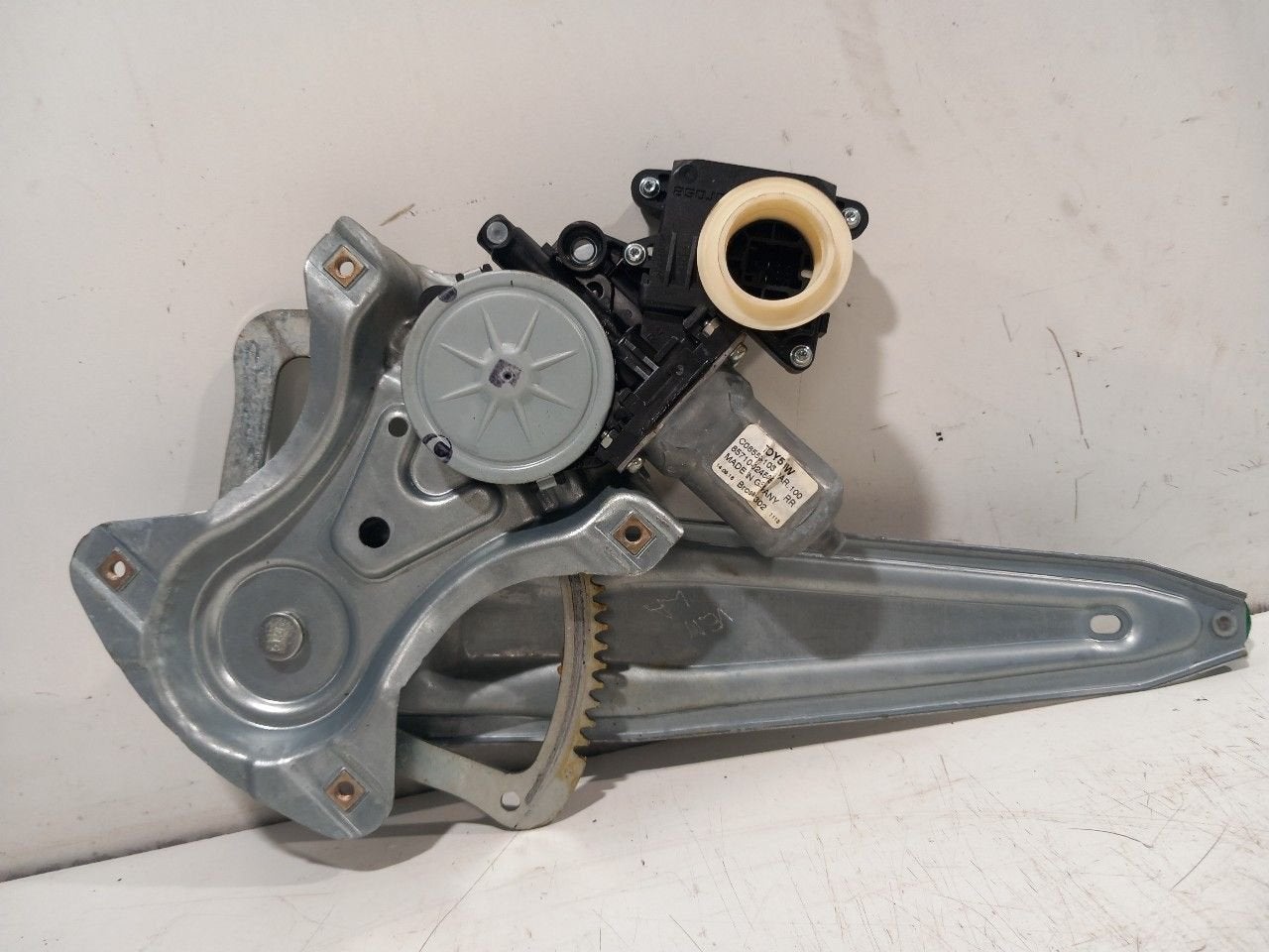 Raammechaniek elektrisch links achter Toyota Auris, Onderdelen@venauto.nl, Van der Ven Autorecycling B.V., Ettenseweg 76, 4706 PB Roosendaal, The Netherlands