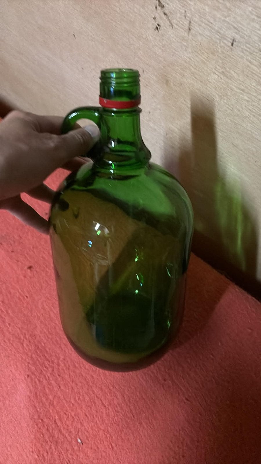 Vase et bouteille verts, Enlèvement