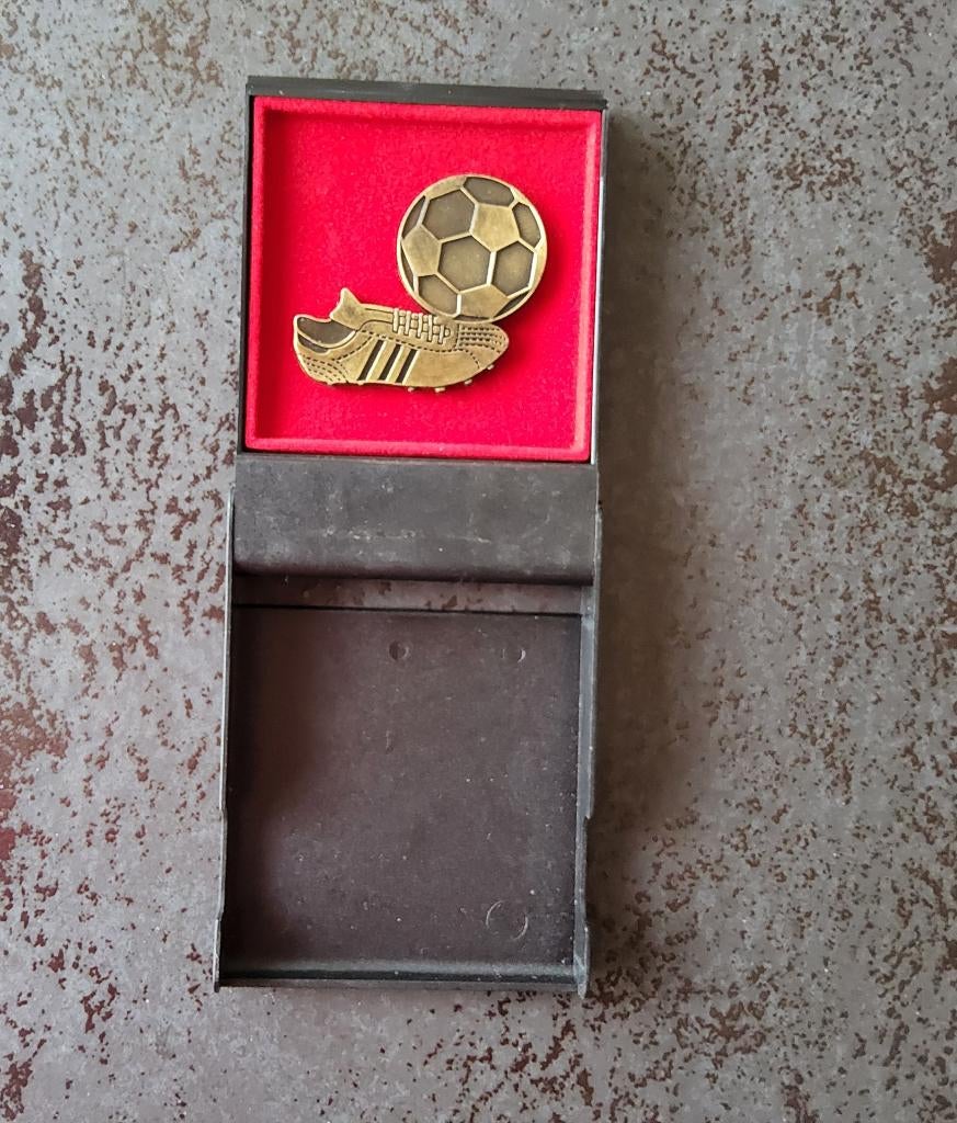 Gouden schoen met voetbal in brons, Verzamelen, Ophalen of Verzenden, Zo goed als nieuw, Poster, Plaatje of Sticker