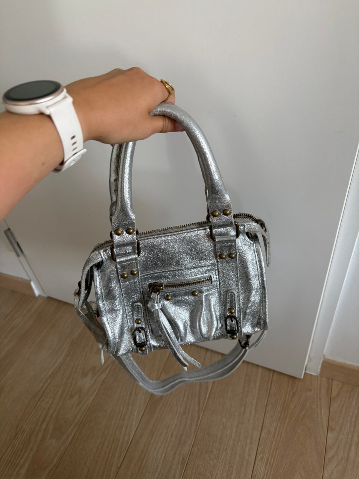 Sac à main en cuir Les jumelles, Bijoux, Sacs & Beauté, Enlèvement ou Envoi, Comme neuf, Autres couleurs, Sac à main