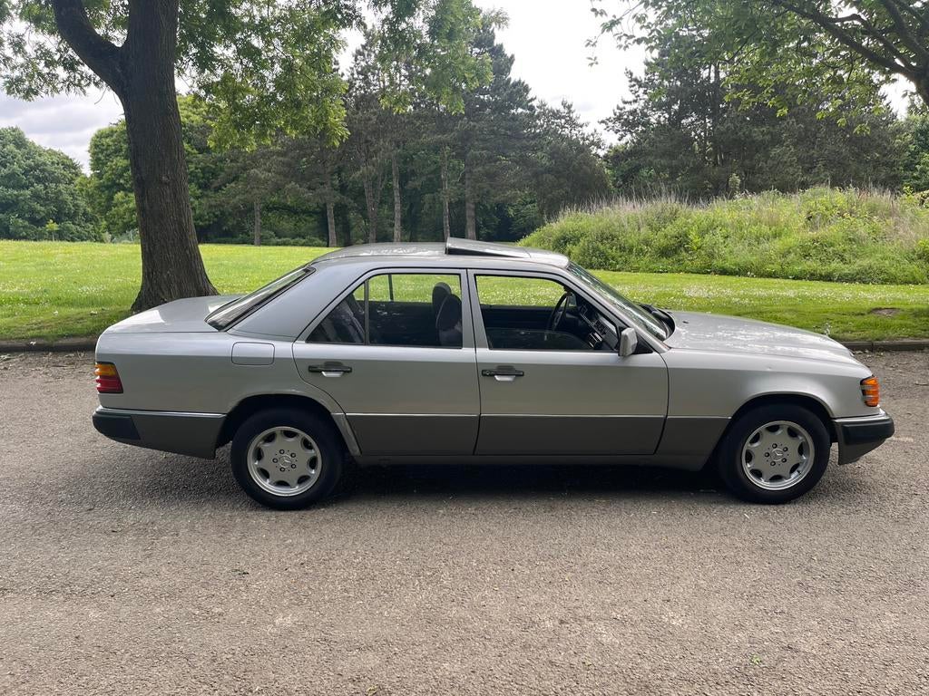 Mercedes 250d oldtimer-automaat van bouwjaar 1990, foto 6