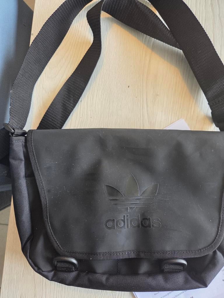Sacoche Adidas neuve 25e ( pas d'imitation)!!, Ophalen