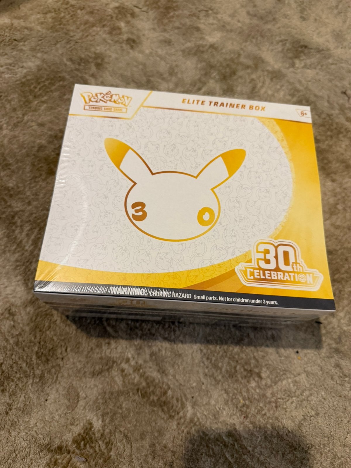 Pokemon 30th celebration ETB, Hobby en Vrije tijd, Ophalen of Verzenden, Zo goed als nieuw