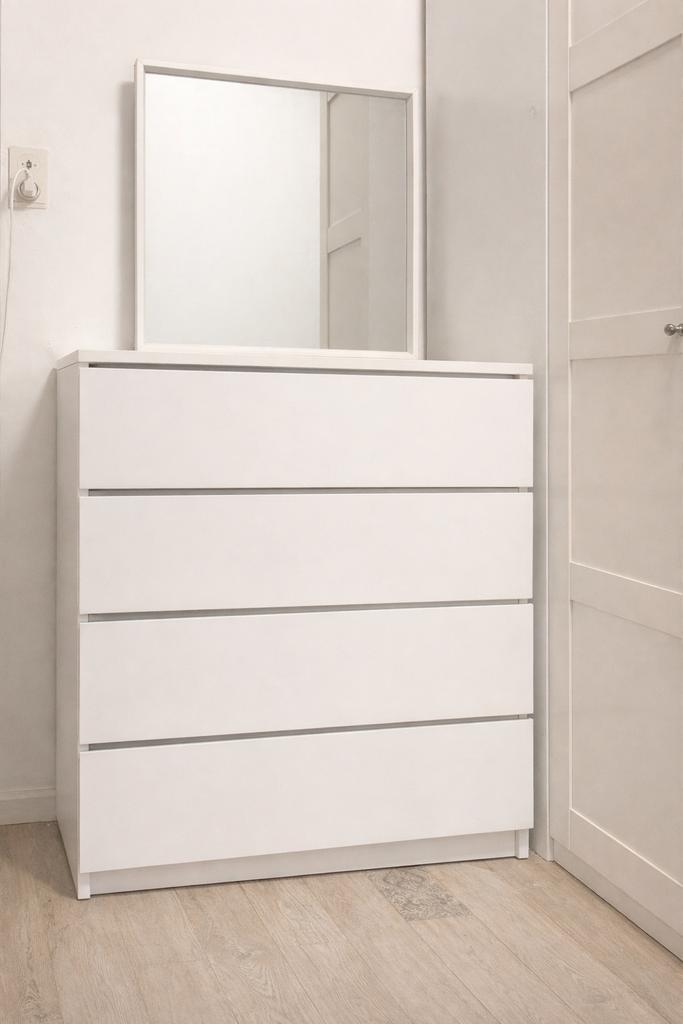 Witte ladekast met 4 lades – Spiegel GRATIS inbegrepen, Huis en Inrichting, Ophalen, Overige materialen, Gebruikt, 100 tot 150 cm