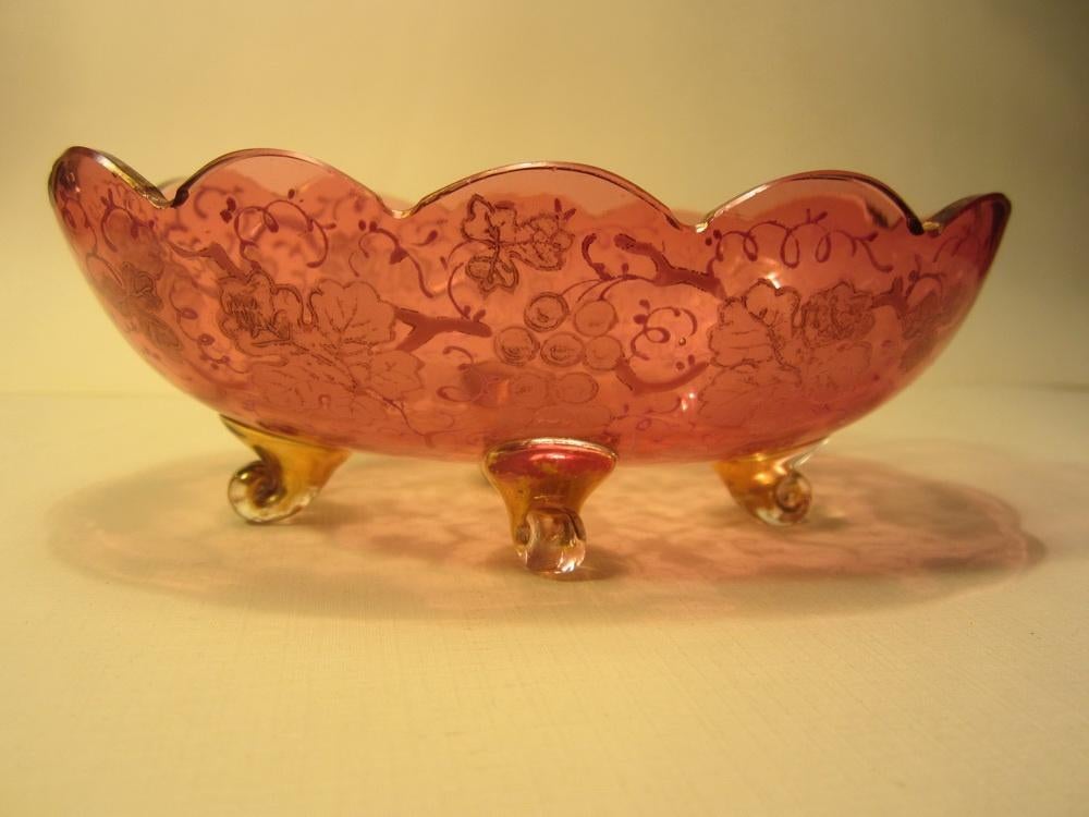 Plat à bonbon ancien en verre, motif raisins émaillés, Envoi
