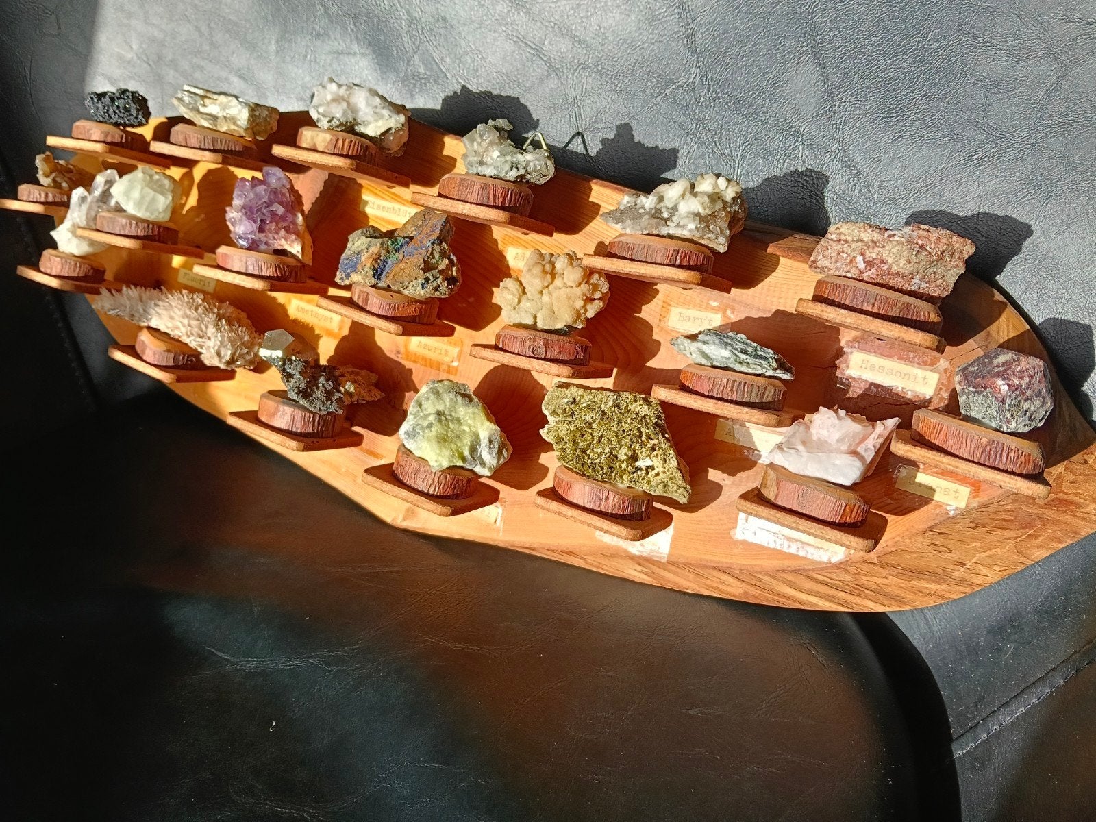 Verzameling mineralen op een houten bord ., Verzamelen, Ophalen