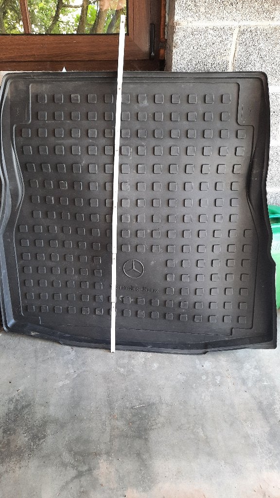 Tapis de voiture Mercedes, Enlèvement
