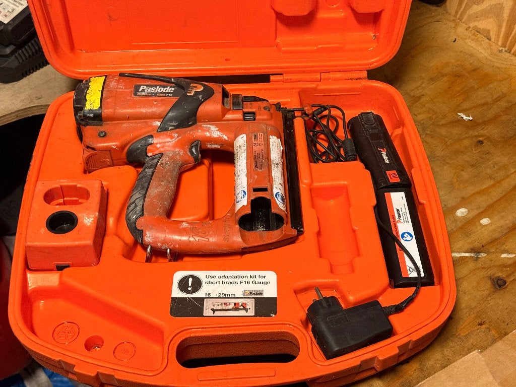 Paslode IM65 F16 Gastacker 16GA + Accu, Lader en Koffer, Ophalen of Verzenden, Gebruikt, Tacker/nietmachine, Overige merken