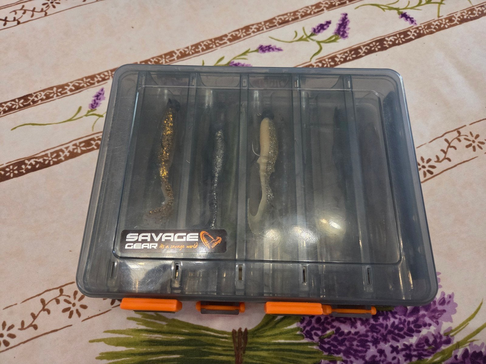 Boite à leurs " SAVAGE GEAR" + 8 leures, Enlèvement