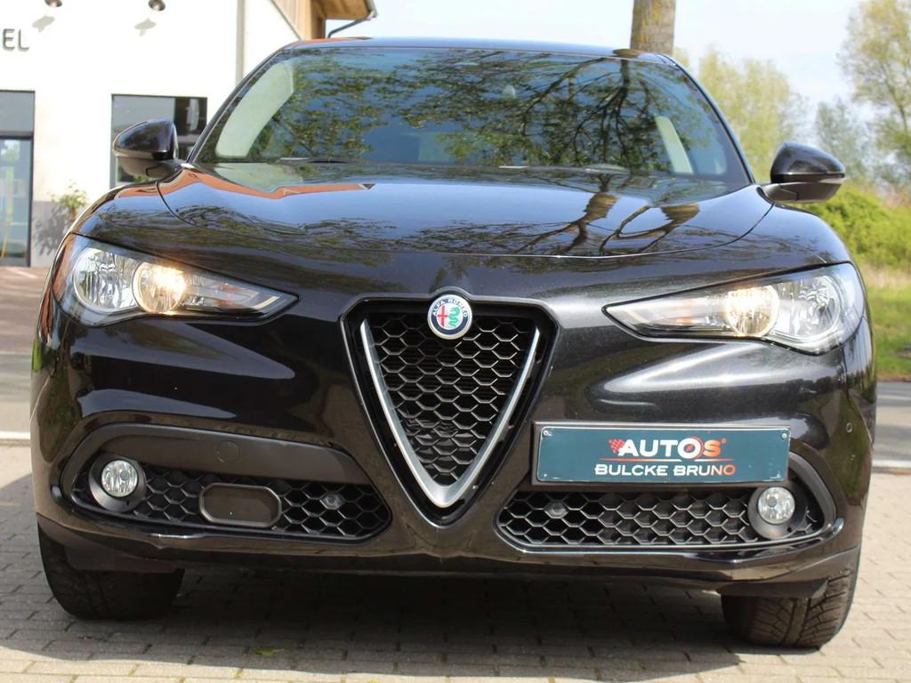 Alfa Romeo Stelvio 2.2 JTD Navi LaneA CC CarApp Camera Alu 4, Auto's, Alfa Romeo, Stof, Gebruikt, 4 cilinders, Zwart