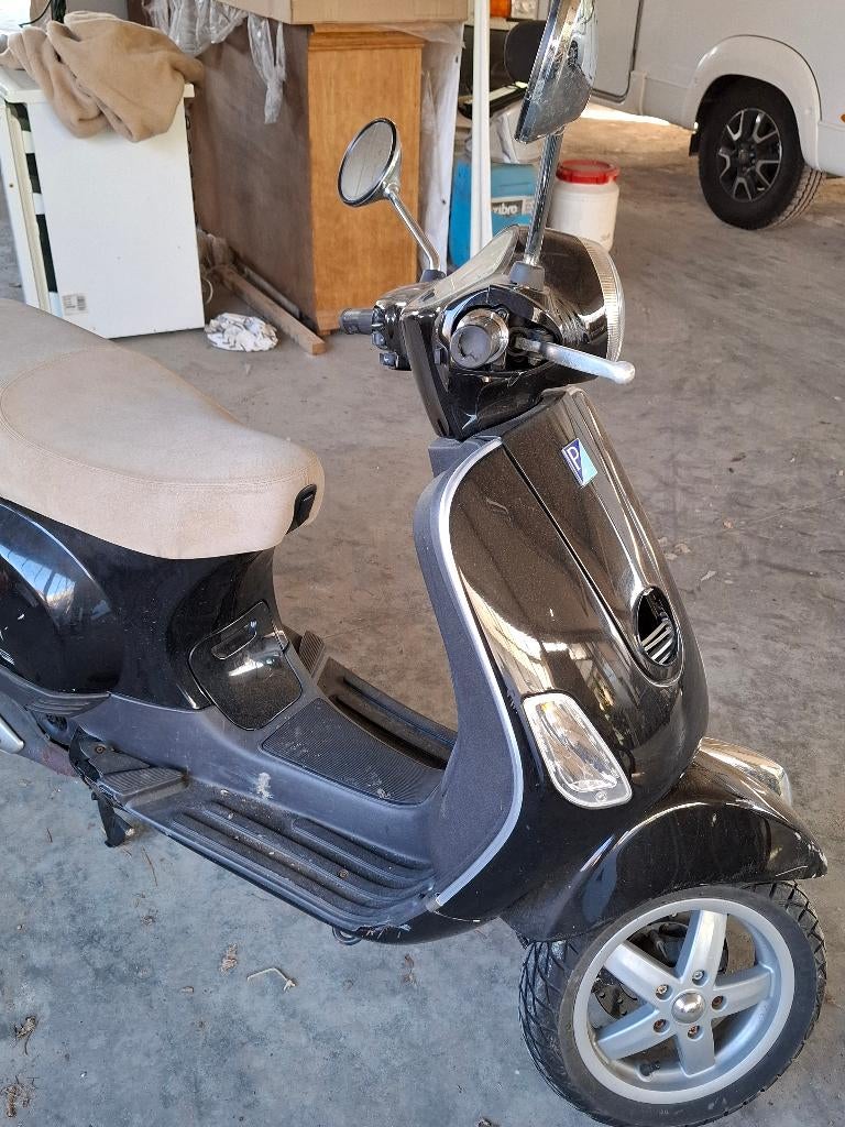Vespa 50cc zwart, Fietsen en Brommers, Scooters | Vespa, Ophalen, Gebruikt, Klasse B (45 km/u), Benzine