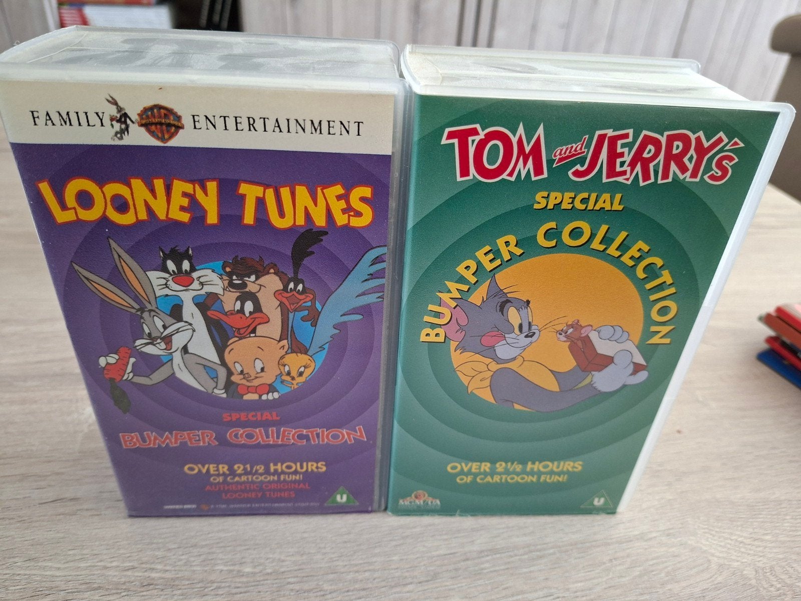 2x VHS Tom en Jerry + Looney Tunes, Tous les âges, Enlèvement ou Envoi, VHS