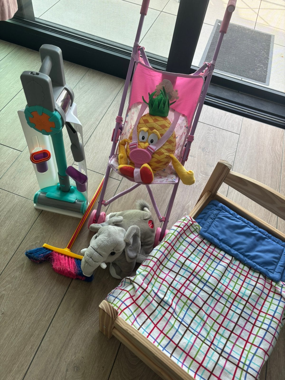 Poppenset: bed met buggy en stofzuiger, Ophalen, Zo goed als nieuw