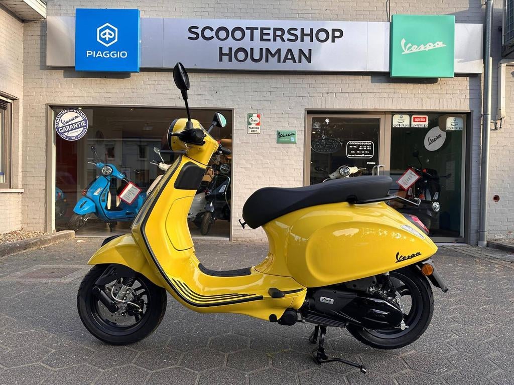 Vespa Primavera S 125cc GIALLO CURIOSO BLACKPACK EDITION (nr, Fietsen en Brommers, Scooters | Vespa, Nieuw, Vespa S, 125 cc, Benzine