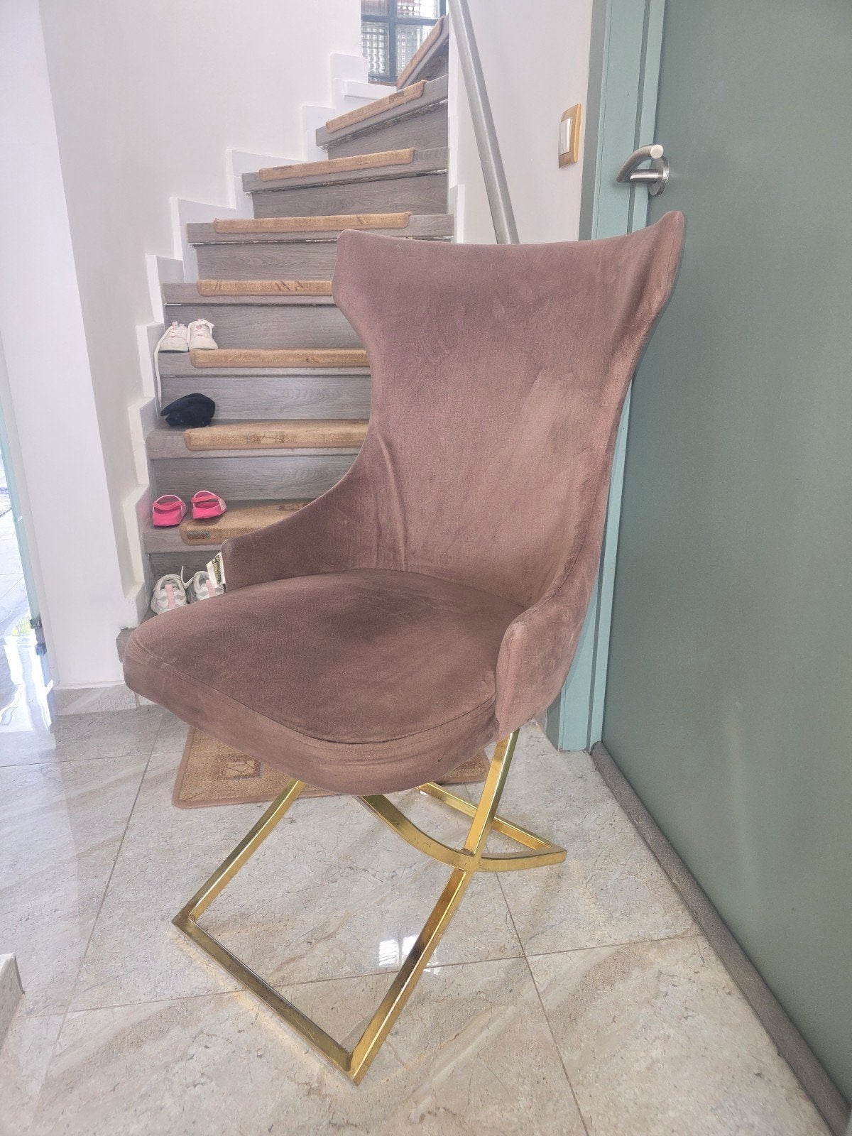 4 bruine stoelen in toppe staat  met gouden poten, Huis en Inrichting, Stoelen, Ophalen, Bruin, Zo goed als nieuw, Vier