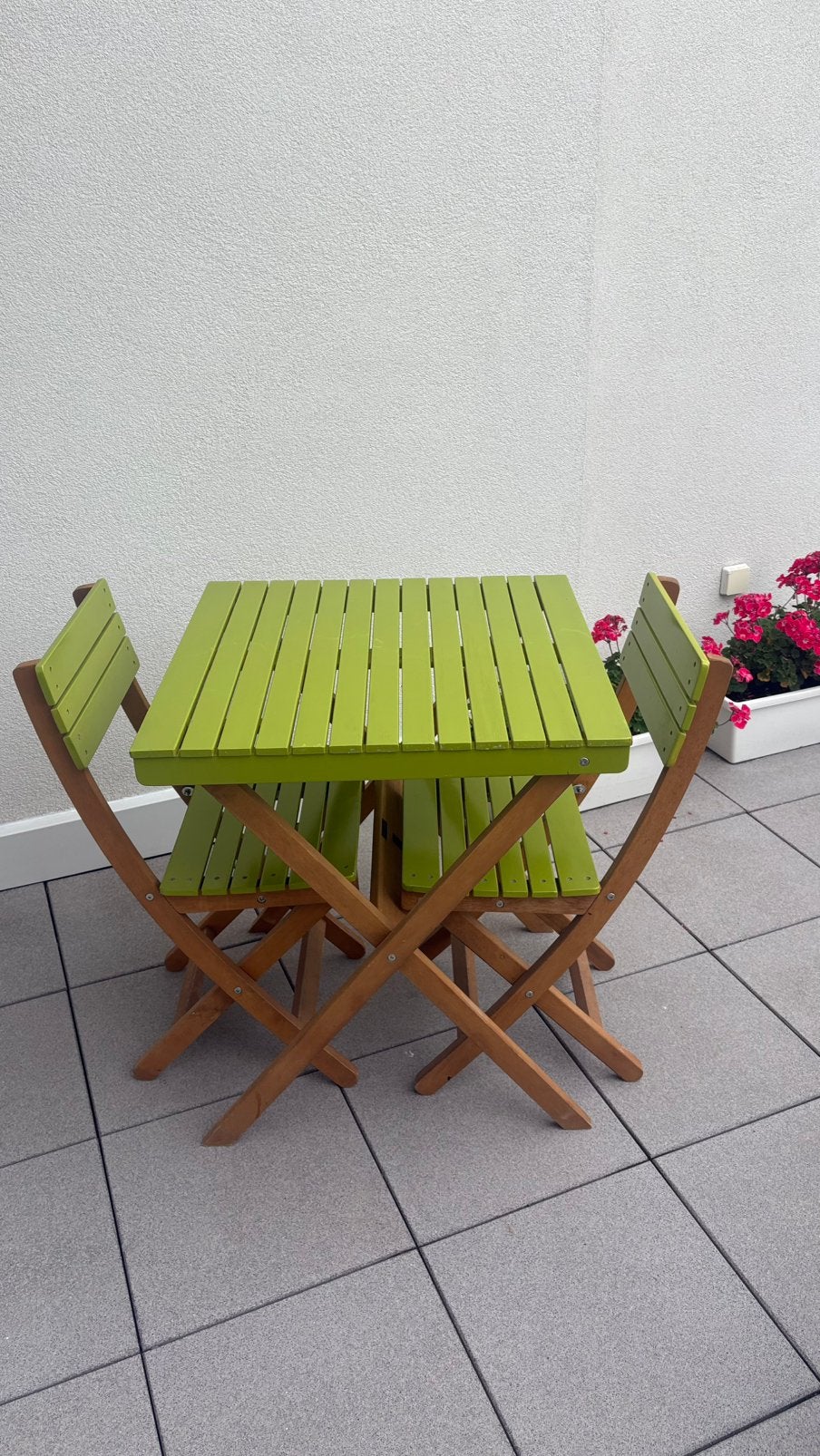 Mooi klein handig balkontafeltje met 2 stoelen. Inklapbaar., Ophalen, Gebruikt, Vierkant, Hout