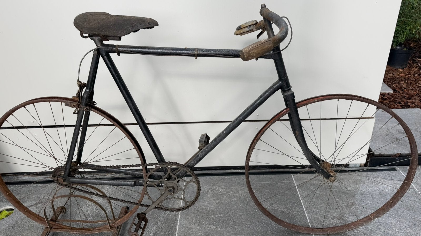 Antieke fiets met mooie details, Ophalen