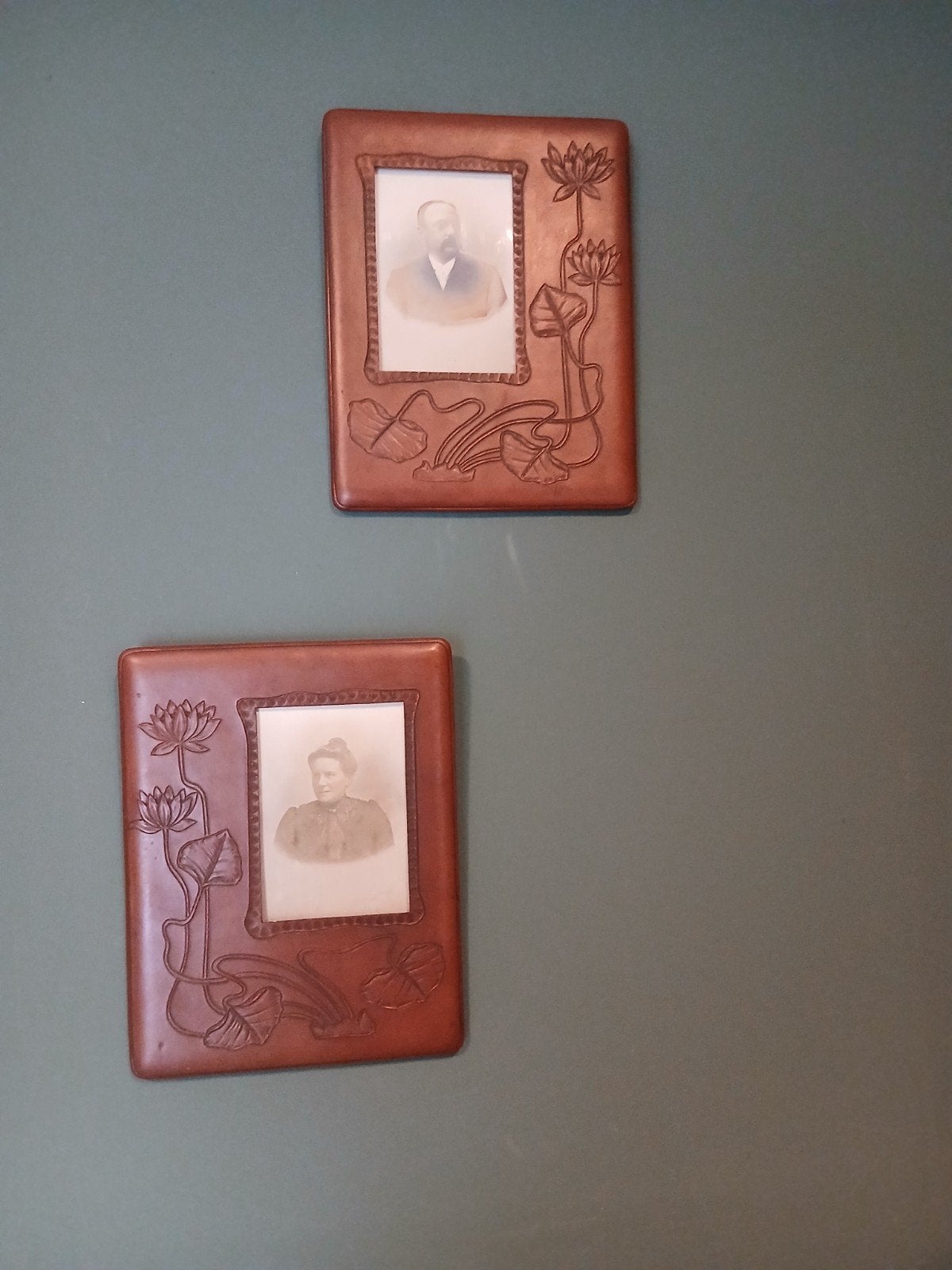 Paire de cadres Art Nouveau en cuir repoussé, Maison & Meubles, Enlèvement ou Envoi
