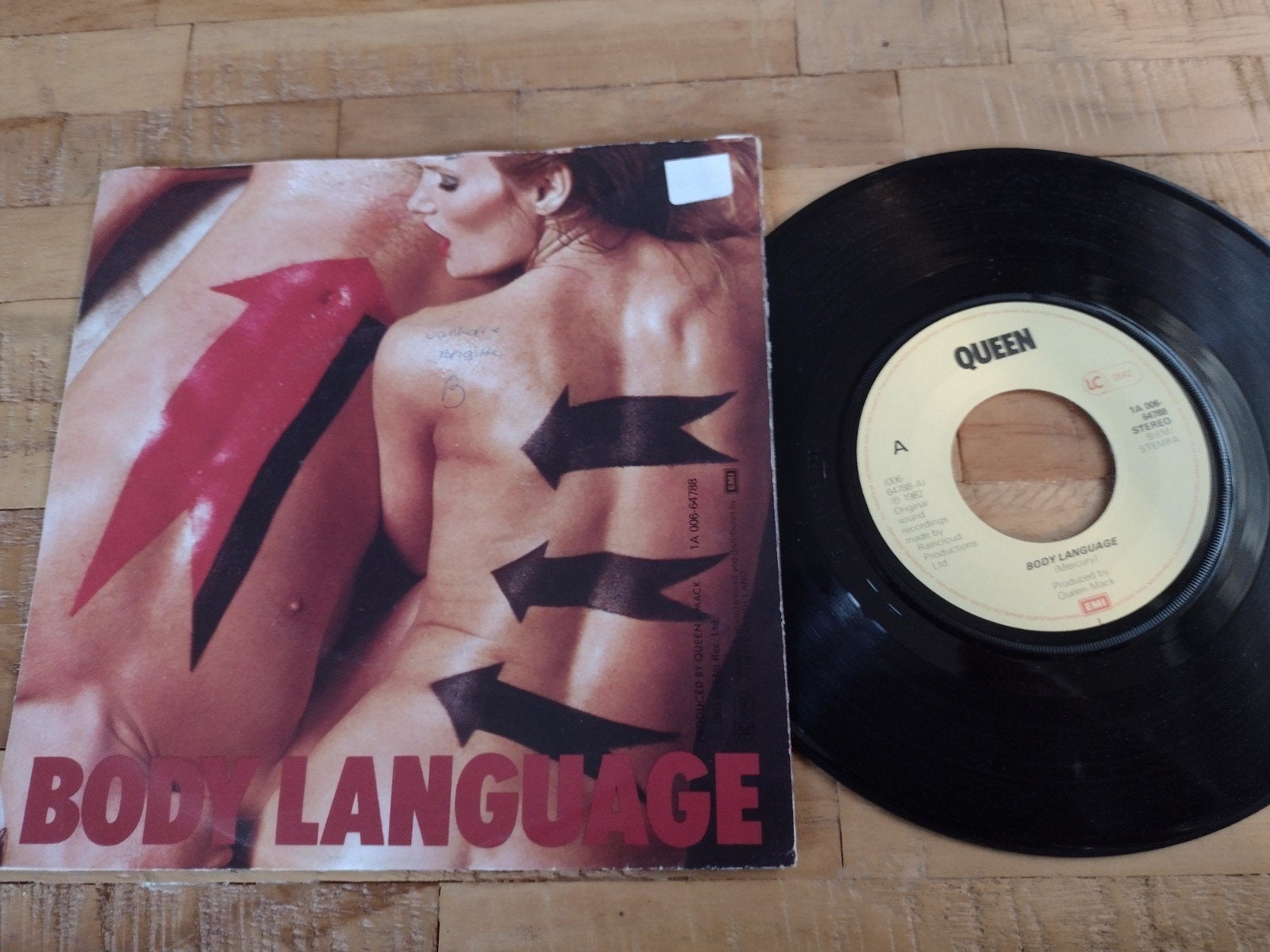 7" single: QUEEN : BODY LANGUAGE-LIFE IS REAL (1982), Gebruikt, 7 inch, Ophalen of Verzenden, Pop