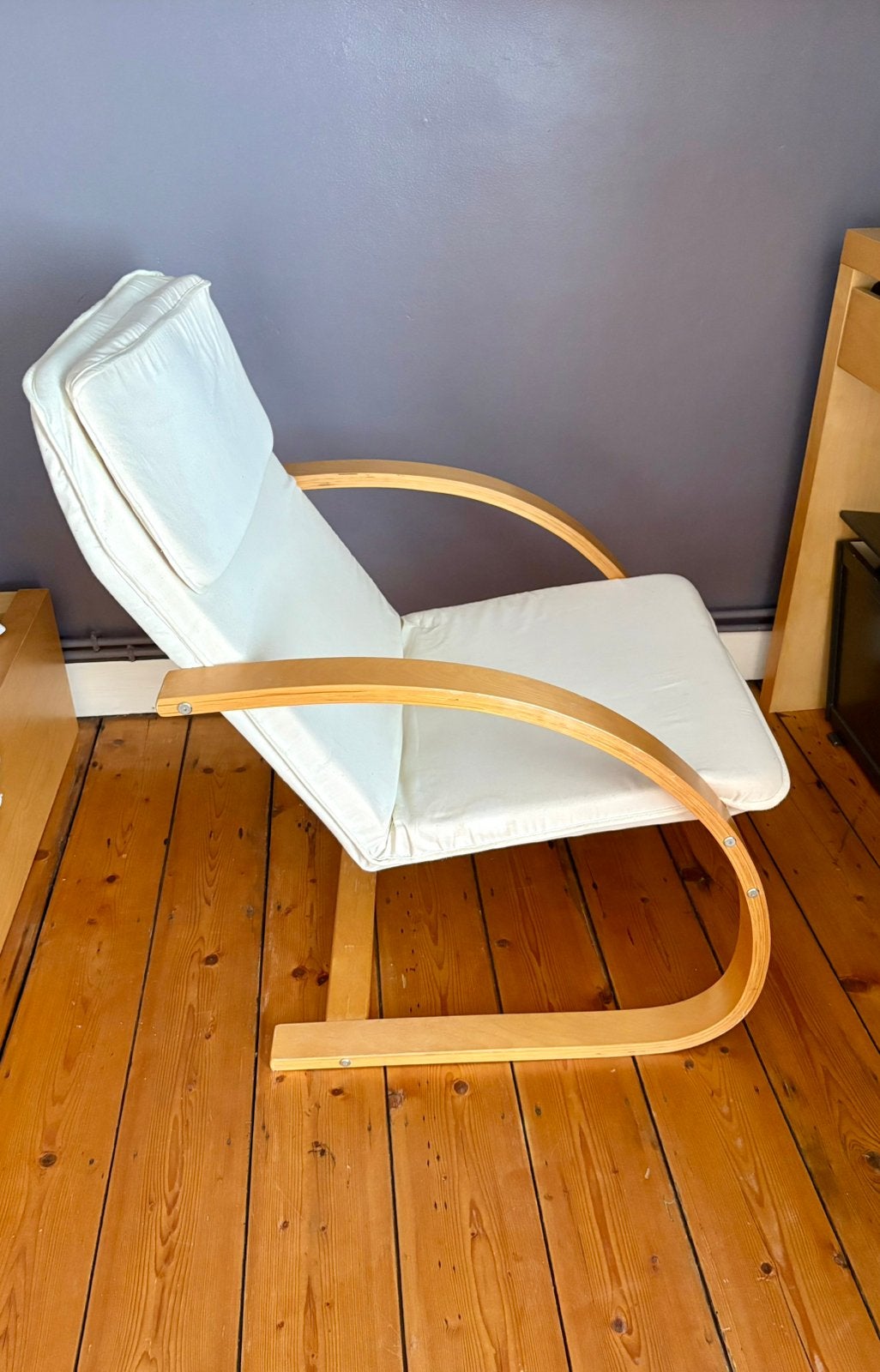 Houten eenzit / sofa met beige kussen, Huis en Inrichting, Ophalen, Gebruikt, Overige kleuren