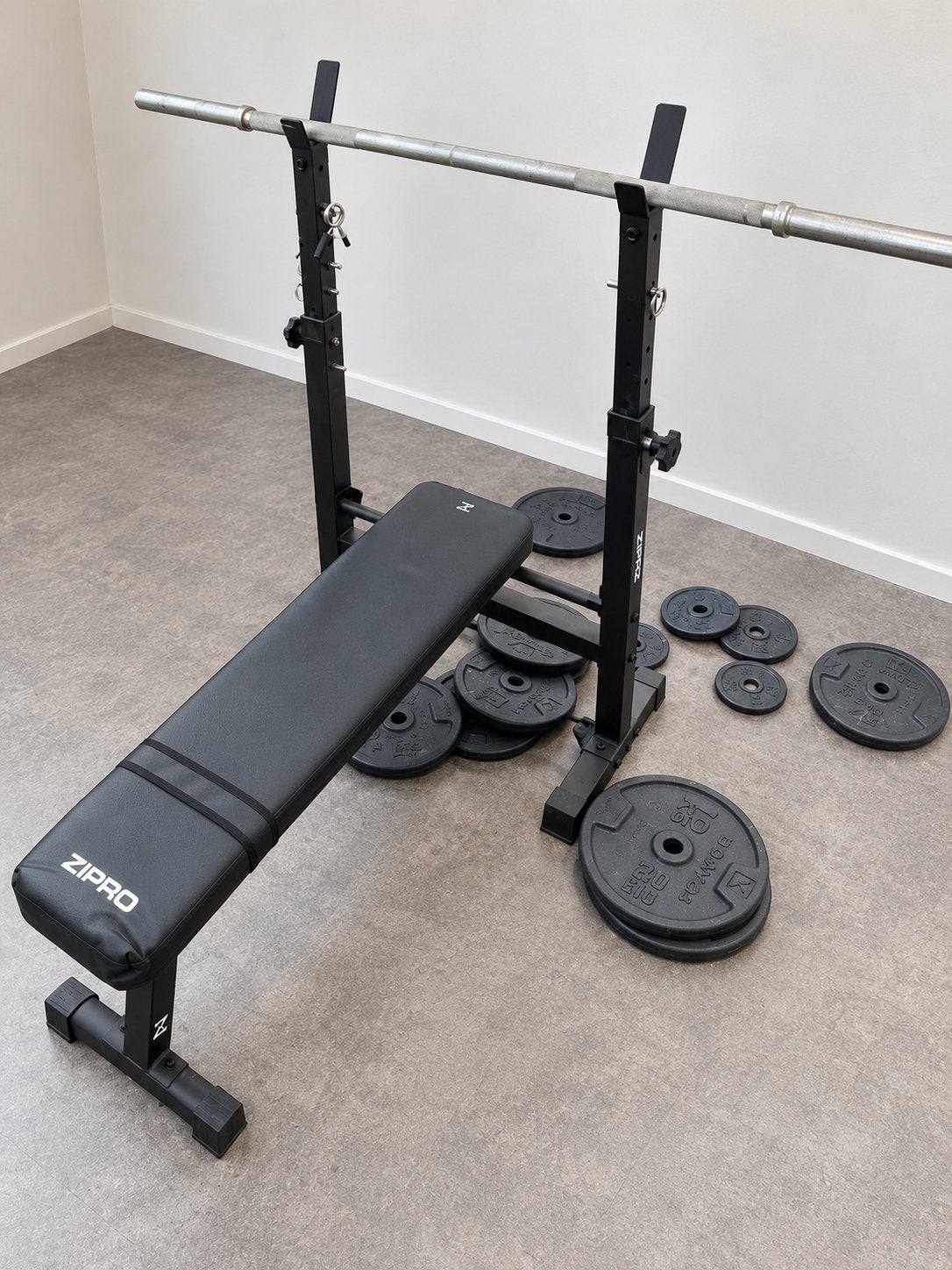 ZIPRO opklapbare halterbank + halterstang en 66 kg gewichten, Ophalen, Zo goed als nieuw