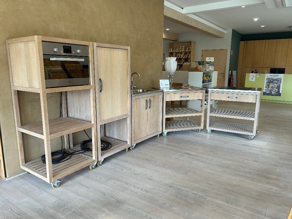 Keuken in massieve eik op wieltjes, uit toonzaal, Huis en Inrichting, Ophalen, Staal of Inox, Bruin, Nieuw