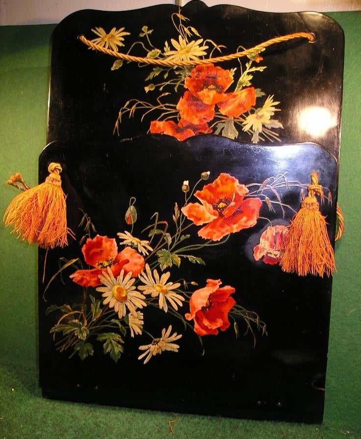 NAPOLEON III KRANTENHOUDER/PAPIER-MACHÉ VERSIERD MET BLOEMEN, Antiek en Kunst, Ophalen of Verzenden