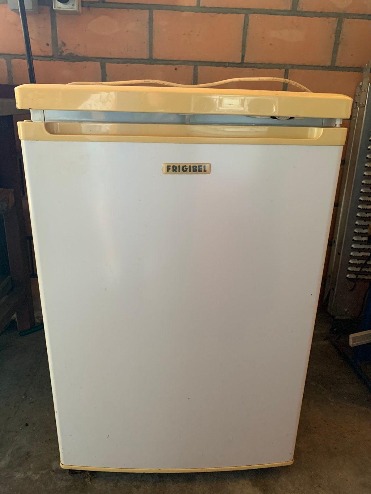 Koelkast Frigibel, Elektronische apparatuur, 100 tot 150 liter, 45 tot 60 cm, Ophalen, 85 tot 120 cm