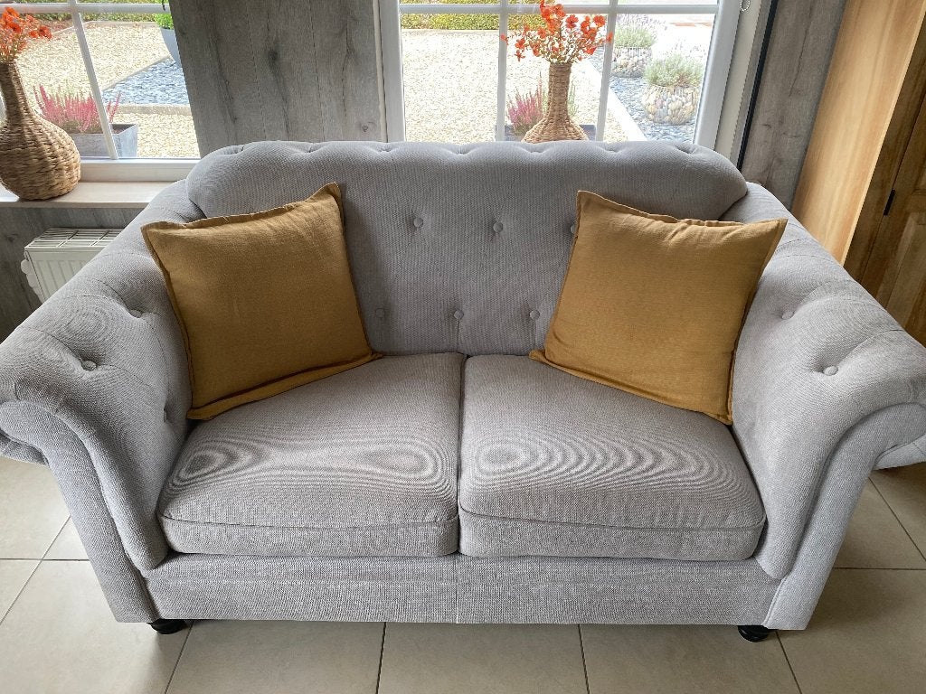 Magnifique chesterfield gris en tissu à vendre, Maison & Meubles, Enlèvement, Comme neuf, Tissus, Landelijk - Chesterfield