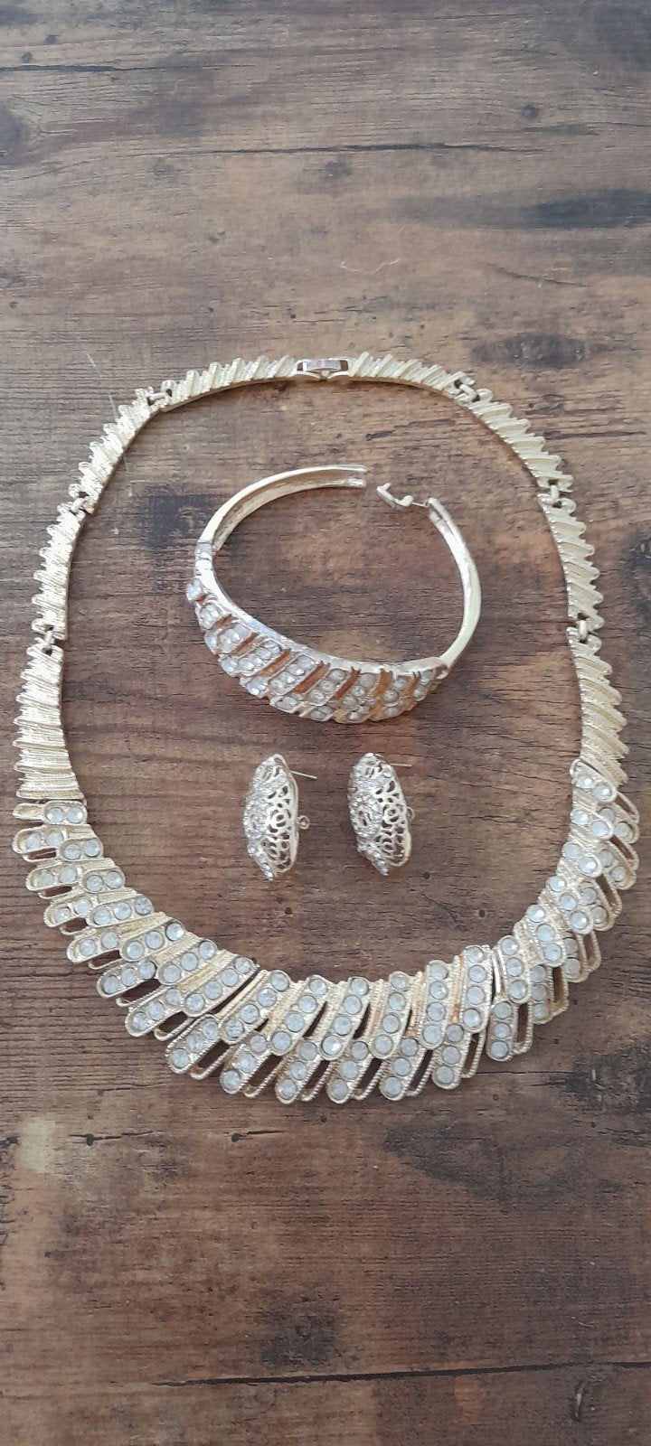Set met vergulde halsketting en oorbelarmbanden, Ophalen of Verzenden, Zo goed als nieuw, Goud, Overige materialen