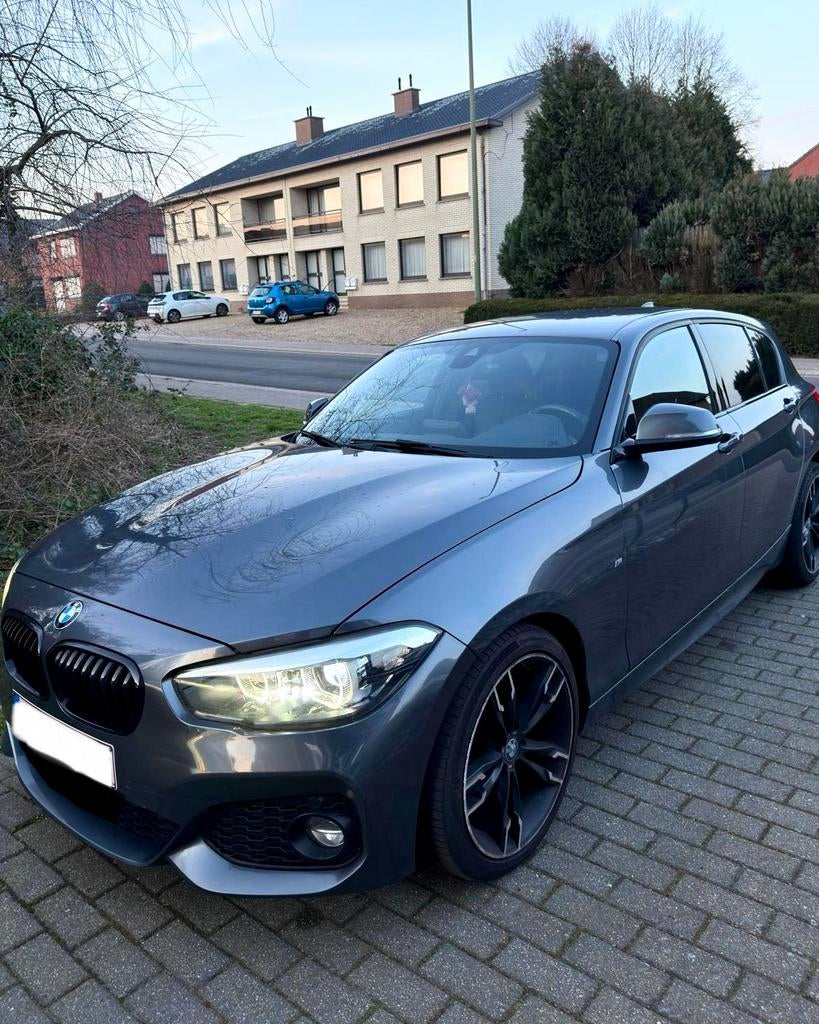 BMW F20 LCI 118i – 2018 | M-Pakket | Automaat, Auto's, Leder, 5 zetels, Particulier, Zilver of Grijs