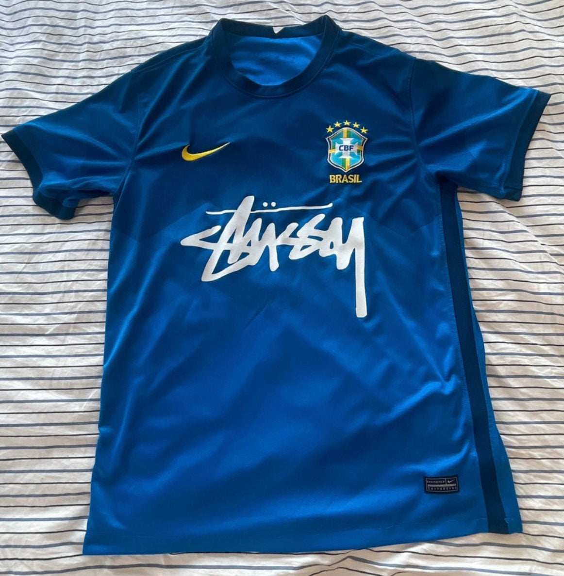 Voetbalshirt ️ Nike x Stüssy x CBF Brazilië Dri-FIT Jersey, Taille M, Enlèvement ou Envoi, Comme neuf, Maillot